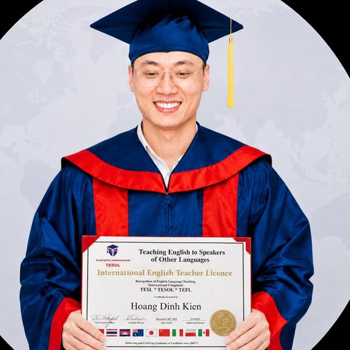 Hoàng Đình Kiên cầm chứng chỉ TESOL - Giảng viên TOEIC 900+