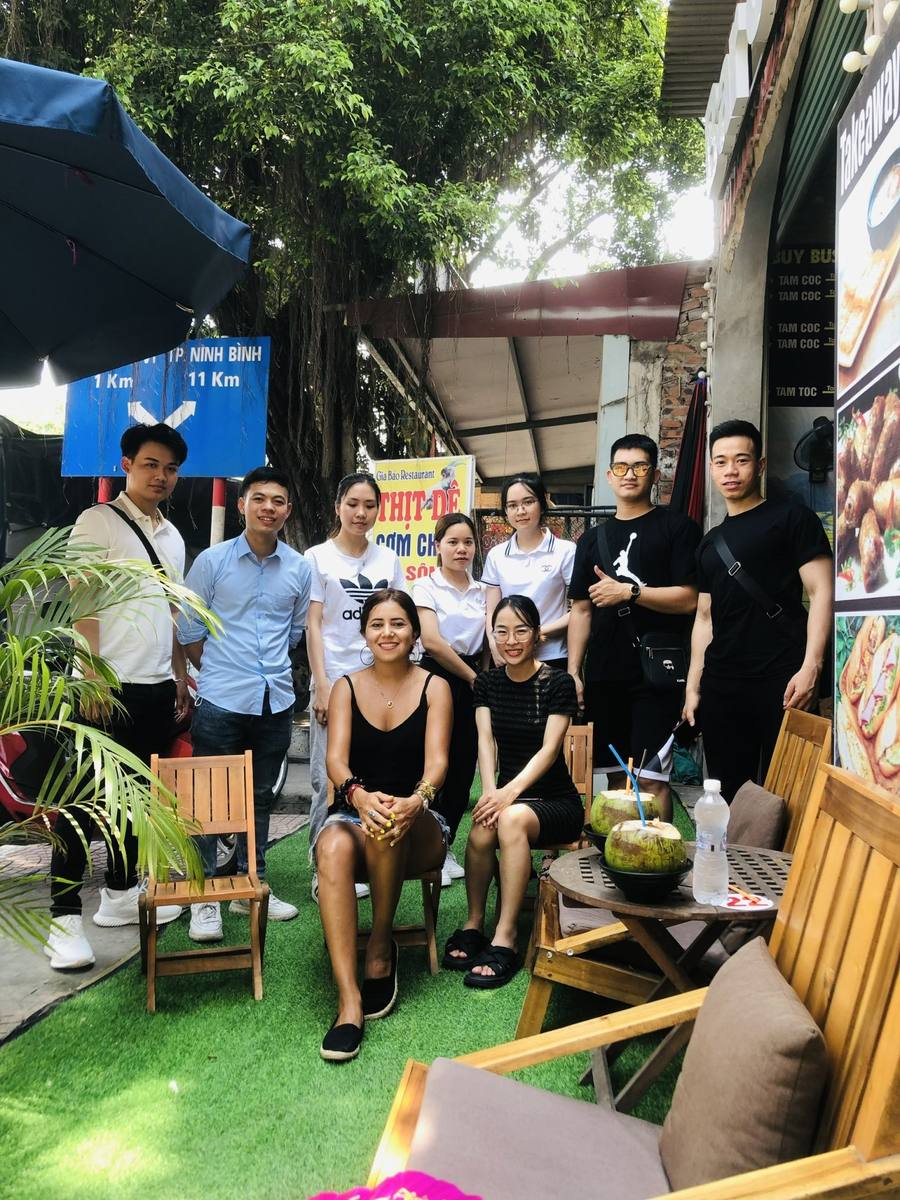 Nhóm học viên chụp ảnh lưu niệm tại Ninh Bình