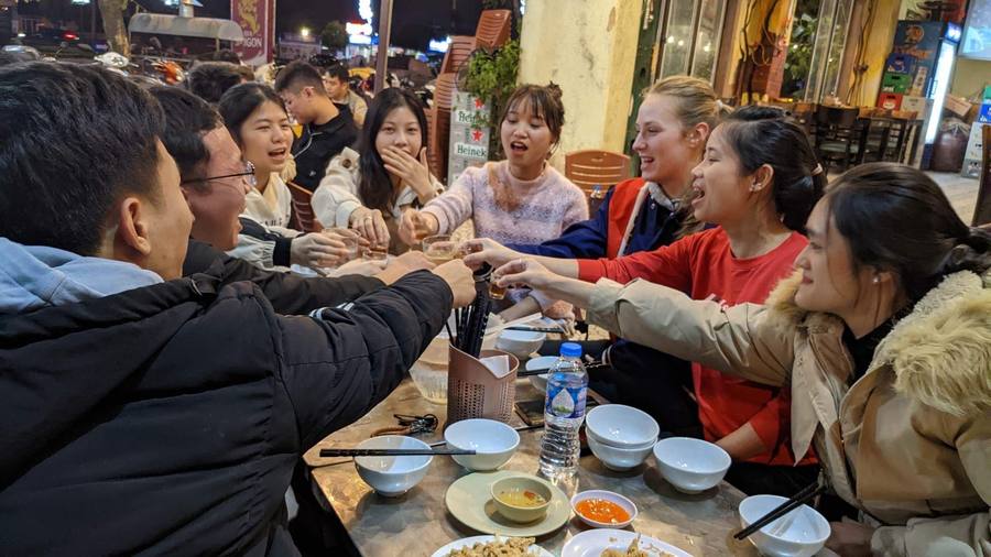 Buổi liên hoan ăn uống cùng người nước ngoài luyện giao tiếp