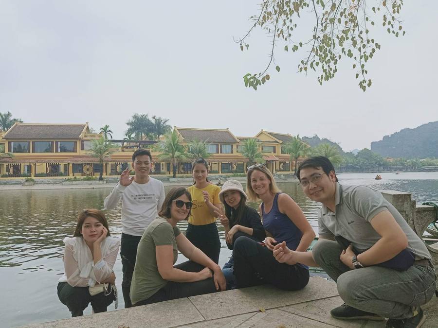 Nhóm học viên tham quan Ninh Bình thực hành giao tiếp tiếng Anh
